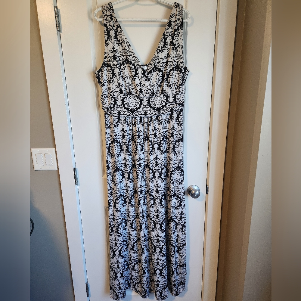 Elegant Black and White Patterned Dress